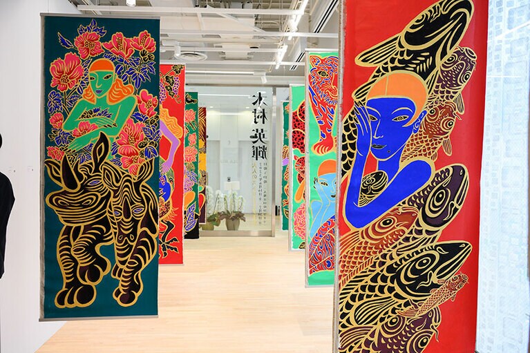 鯉のタペストリーの裏面は、目を射るようなビビットな色彩とパッションの作品が並びます。