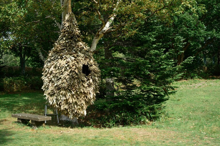 ミノムシのようにぶら下がっているこれの正体は、刈り取った熊笹。すべて土に還る素材だけで作られている。