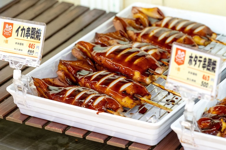 屋台のあの味も！　「イカ串照焼」480円。ホタテの串焼きもあり。