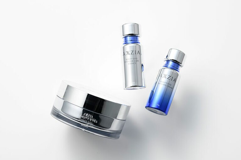 同じラインの美容液とクリームも小さくて手軽。プッシュ形式でササっと使えるので、お手入れ頻度が高くなりました。