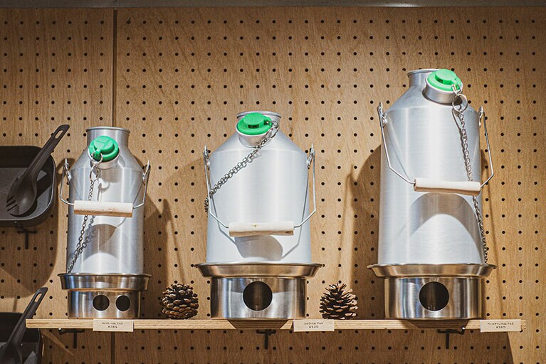 「ケリーケトル」左から「トレッカー0.6L アルミ」7,975円、「スカウト1.2L アルミ」9,075円、「ベースキャンプ1.6L アルミ」9,625円。