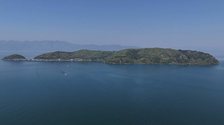 琵琶湖の中に浮かぶ沖島。写真提供：国際芸術祭BIWAKOビエンナーレ2025