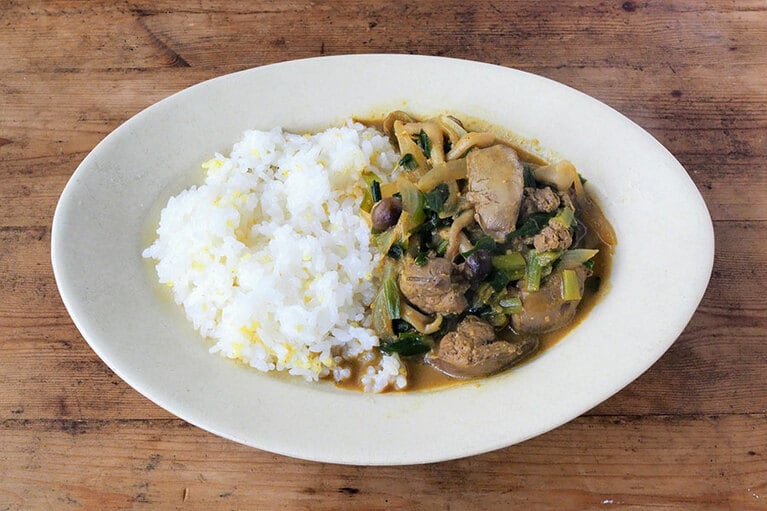 レバにらカレーのっけ。