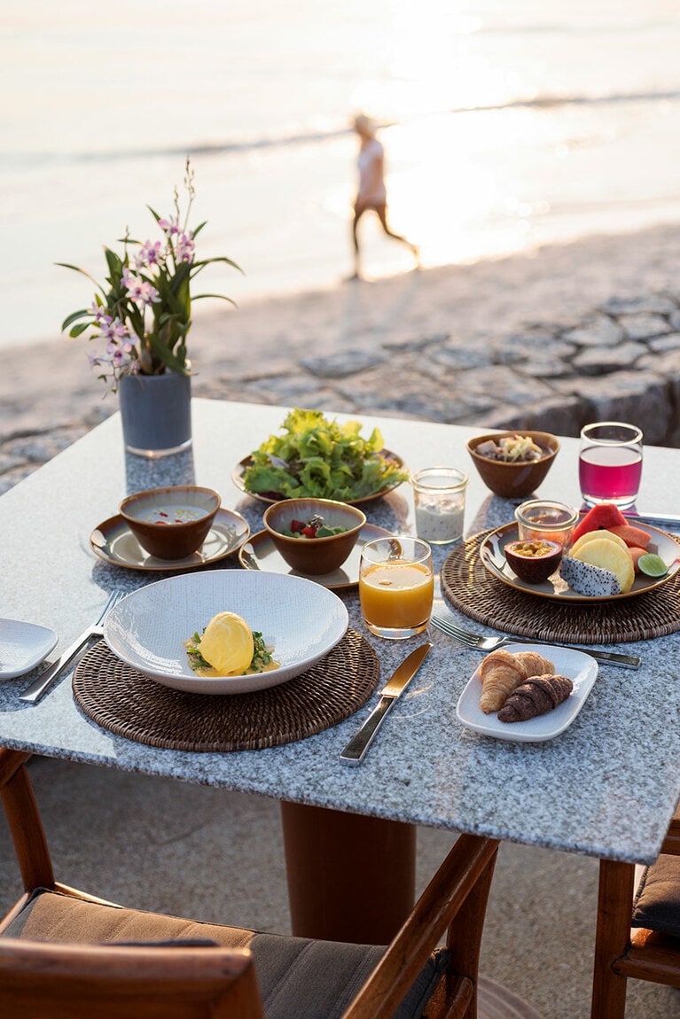 ビーチに面したテラスで朝日を浴びながら朝食を。
