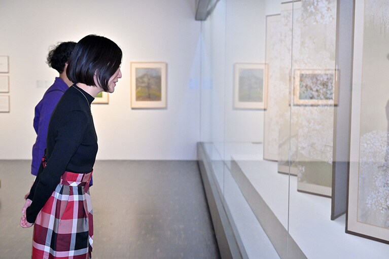 「美術館の春まつり」の作品を鑑賞する一色さん。