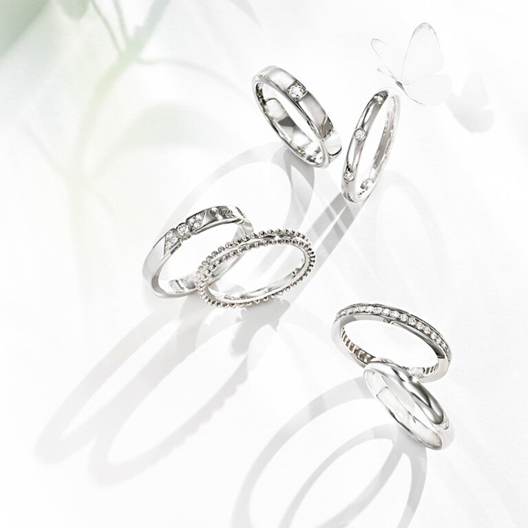 〈左上から時計回り〉「トゥージュール エトワール マリッジリング」（PT×DIA）451,000円　「タンドルモン エトワール マリッジリング」（PT×DIA）292,600円　「ロマンス エタニティリング」（PT×DIA、2.1mm～）803,000円～　「タンドルモン マリッジリング」（PT、2mm～）148,500円～　「エステル マリッジリング」（PT）385,000円　「トゥージュール シニアチュール エトワール マリッジリング」（PT×DIA、3mm～）429,000円～／すべてヴァン クリーフ＆アーペル（ヴァン クリーフ＆アーペル ル デスク）