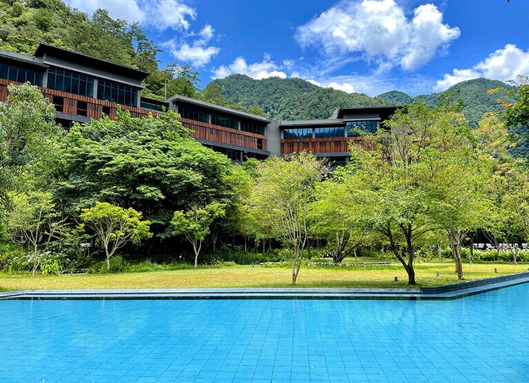 「星のや グーグァン」の敷地全体は「水の庭」がテーマとなっており、どこにいても水を近くに感じることができます。