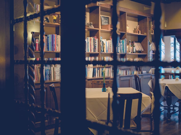 【陶泉 御所坊】精巧な寄木細工の柱やフランスのステンドグラス、100年前の蓄音機など、和洋折衷のダンスホールは現在ライブラリーとして開放。Photo: Tamon Matsuzono