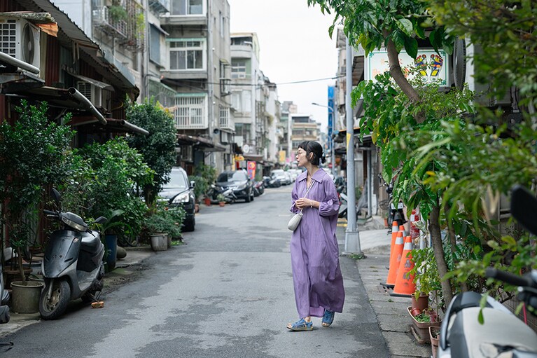 UNEEK II OT 13,200円／キーン（キーン・ジャパン）、ワンピース 46,200円／08サーカス（08ブック）、ムーンバッグ 28,600円／アーカイブエプク、サングラス 23,100円／ザベッドフォードホテル（キングスター）、ブレスレット 16,500円／フォークバイエヌ（UTS PR）