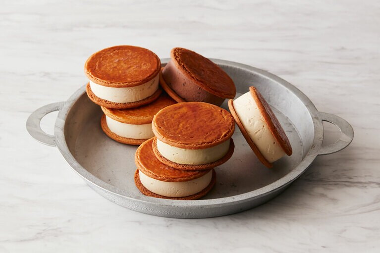 〈北海道牛乳、マダガスカルリッチバニラ、イタリアンチョコレート、ラムレーズンカスタード、ピスタチオ、マカダミアキャラメルココナッツ各1個〉4,200円。