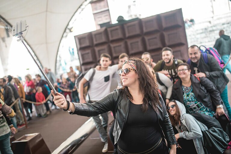 毎年チョコレートで作る巨大モニュメントが登場！　この年はなんとチョコレートのセルフィー！