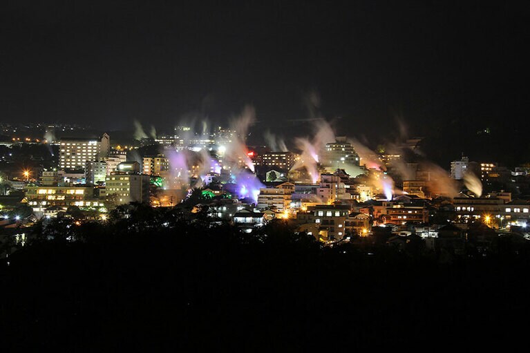 鉄輪温泉の湯けむりライトアップ。