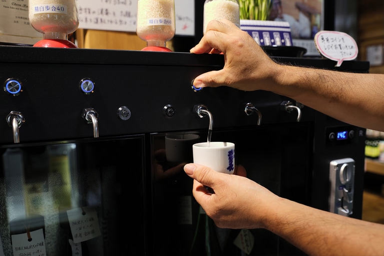 日本酒の試飲はお猪口付きで3種300円、6種500円。