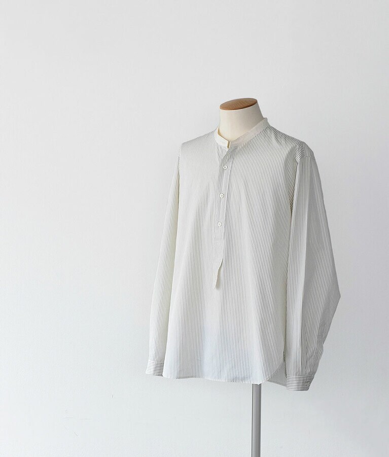 COLLARLESS SHIRT 42,900円(限定発売中)。