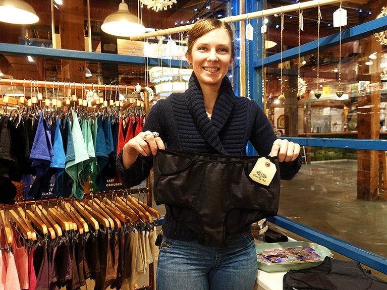 オーナーが持つ下着は手触りよく柔らか。 25カナダドル～。