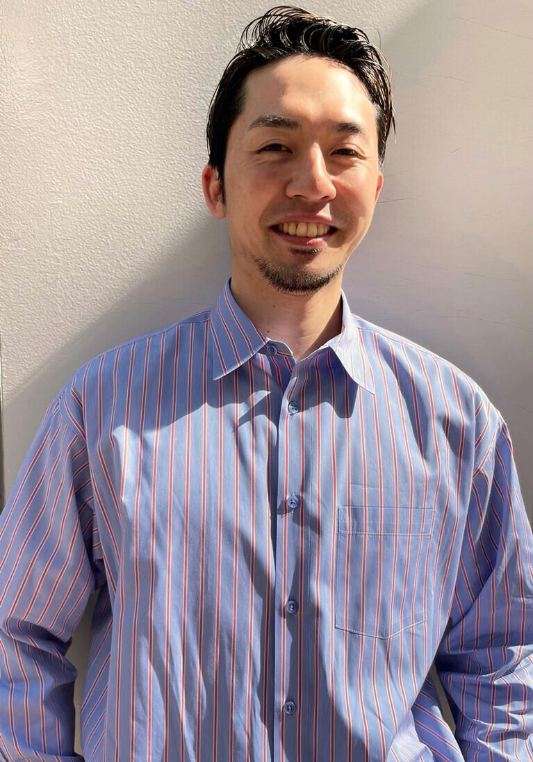 ご担当いただいたカラーリストチーフの松原和成(まつばら かずしげ)さん。丁寧な施術で大人気。今回、ご紹介したハイライトの見本はすべて松原さんの作品です。