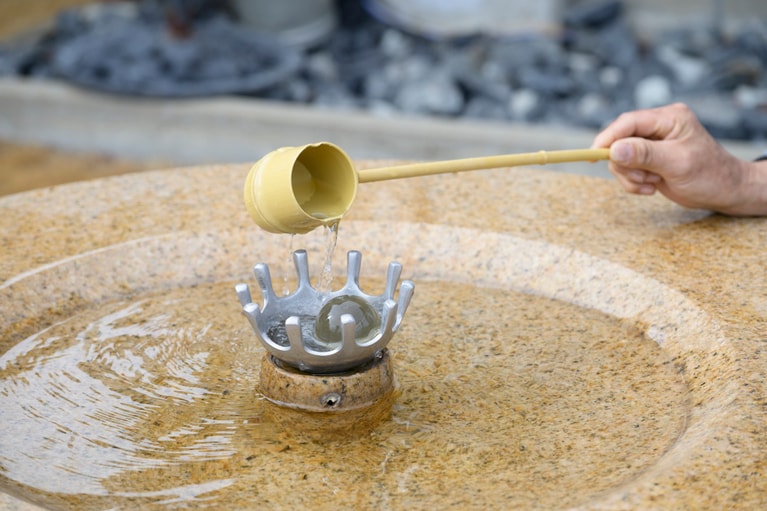 庭園にある「足湯水琴窟」。神秘的な音色をぜひその耳で確かめて。