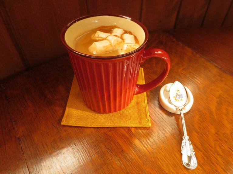 マシュマロを浮かべた「ロイヤルミルクティー」550円。アッサム紅茶を低温殺菌牛乳で煮出して。他に、オリジナルスパイスミックスが香る「チャイ」600円、「ハーブブレンドばら紅茶」600円などもあり。