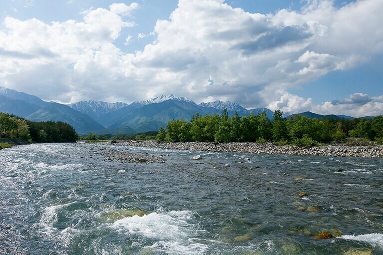 北アルプスを源とする清らかな水が流れる高瀬川。清流を眺め、川音を聞いているだけで心が洗われる。