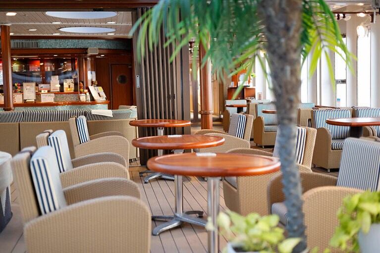 プールサイドに併設された「リドテラス」。GODIVAの“ショコリキサー”が人気。