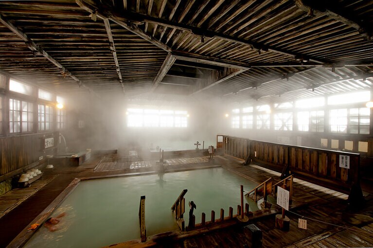 160畳の広さのヒバ千人風呂。朝・晩1時間ずつの女性専用時間を除いては、昔と変わらず今も混浴。