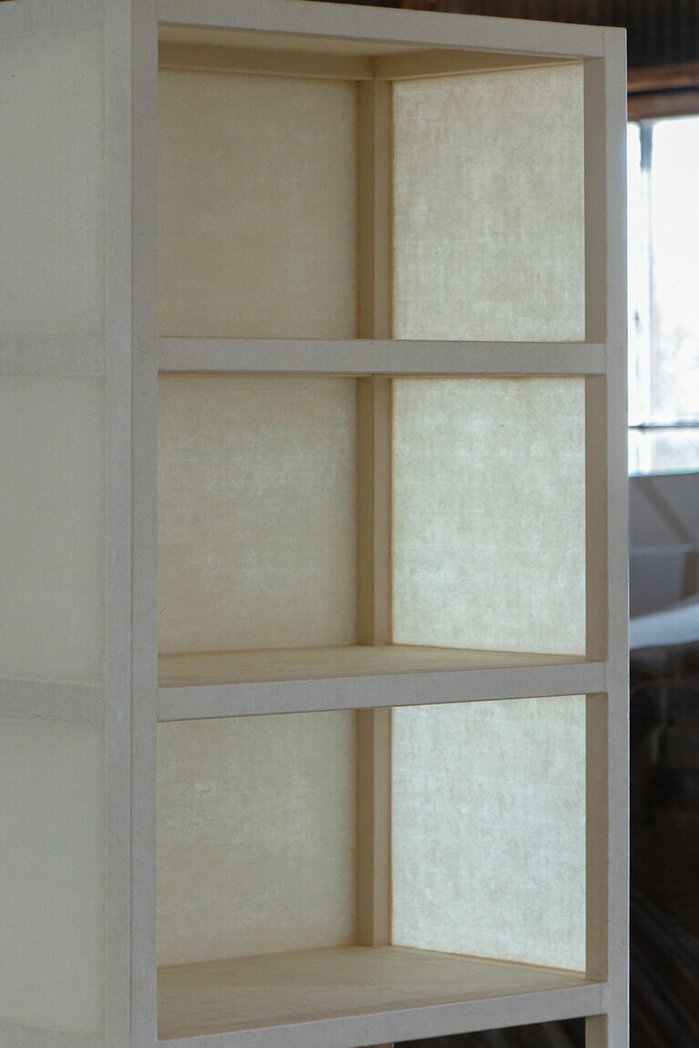 什器は一級建築士・橋村雄一氏によるデザインの元、佐賀県諸富町を拠点とする家具メーカー「レグナテック」、同じく佐賀県で300年以上の歴史を持つ手すき和紙工房「名尾手すき和紙」の担い手、谷口 弦氏がタッグを組んだもの。