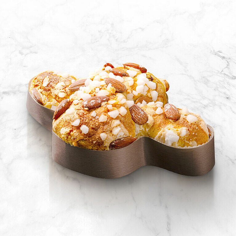 表面にはアラレ糖やアーモンドが。