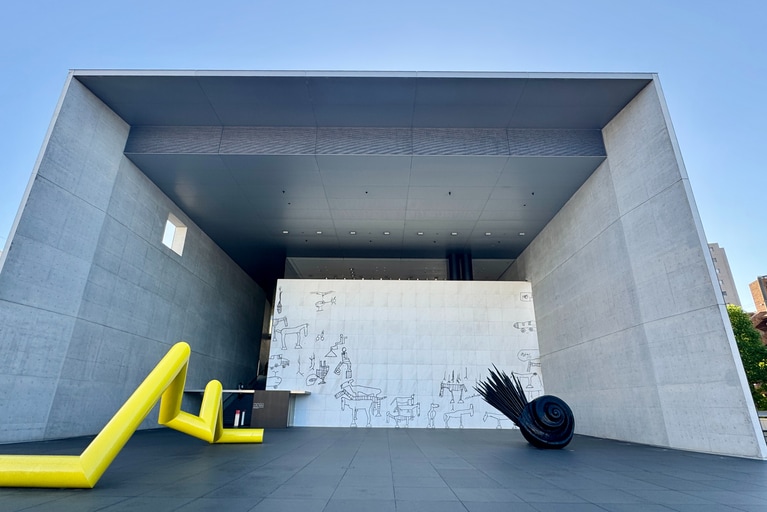 猪熊弦一郎氏の壁画が額縁に入った絵のように見え、ひと目で美術館とわかる外観。