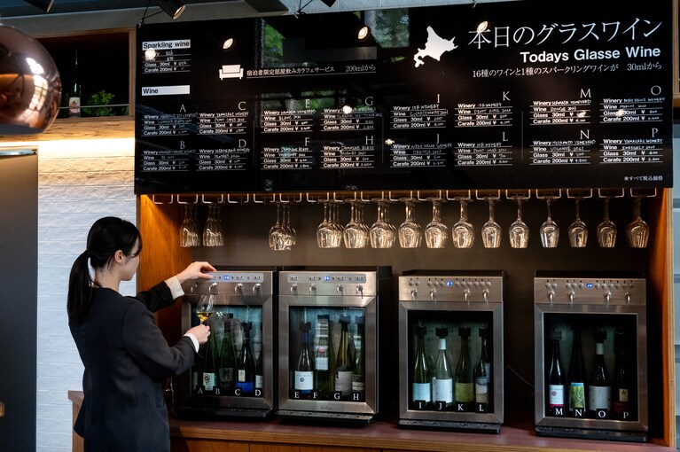 16種類ものグラスワインが楽しめる。30ml300円～。