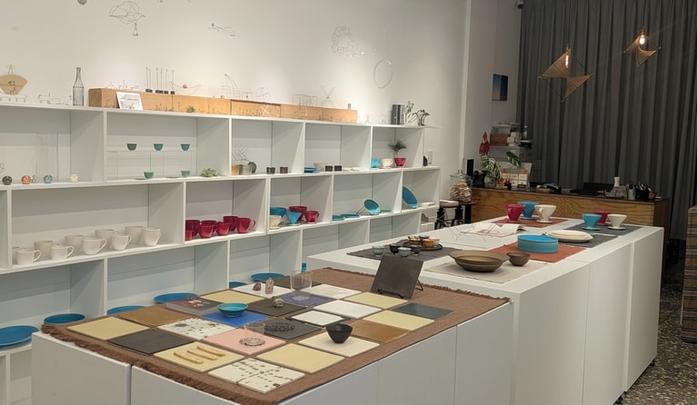 店の奥はギャラリーコーナー。台湾や日本の作家の作品が展示されています。