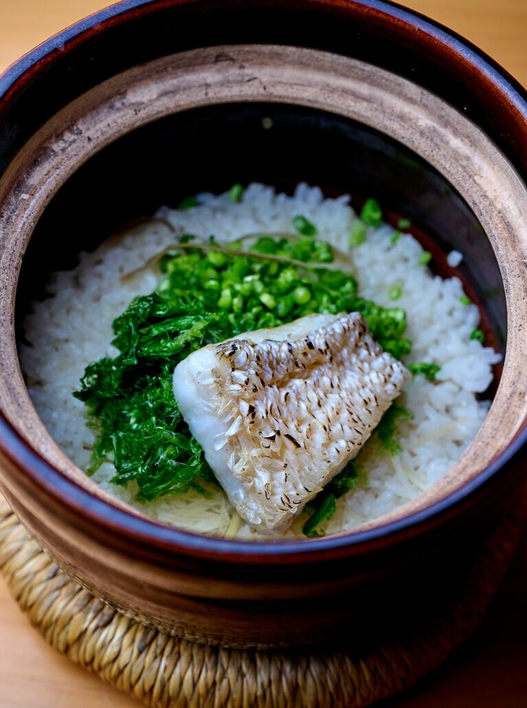 “土鍋御飯 甘鯛とアーサ” 1,630円。ドリンクも泡盛、焼酎など豊富。