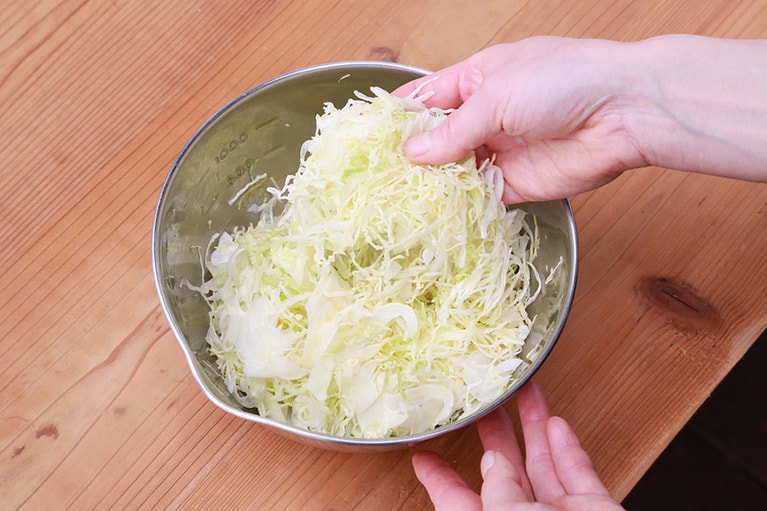 【キャベツと新玉ねぎのピリ辛ゴマソースあえの材料】30分程度おいてキャベツと新玉ねぎがしんなりとした状態。