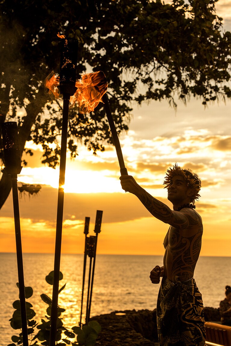 トーチに火が灯り、独自の風情を醸す。