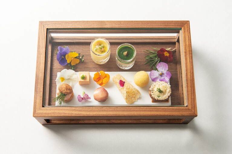 広い北海道は、食材のバラエティーも豊か。地域により生産物や収穫時期が異なるため、食材の旬はカレンダーを織りなすかのように多様性に富んでいる。