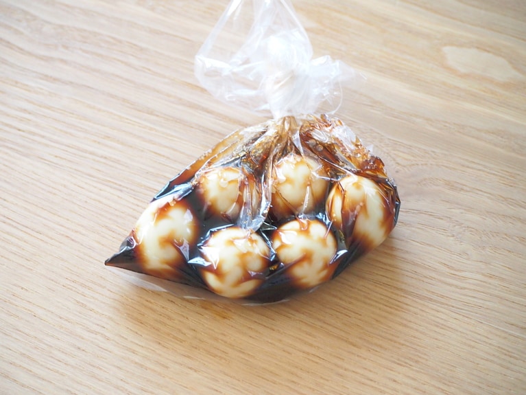 食材を全て袋に入れ、1晩味をなじませる。