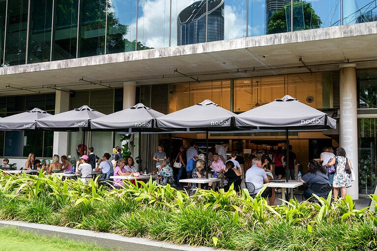 テラス席ではカフェメニューも提供。