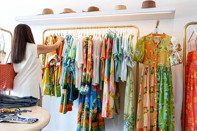 “ALÉMAIS”のドレス（右） 595ドル。