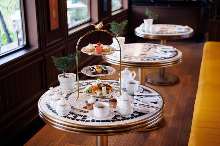 「ティーキャリッジ」では伝統的なアフタヌーンティー（890タイバーツ～）を。