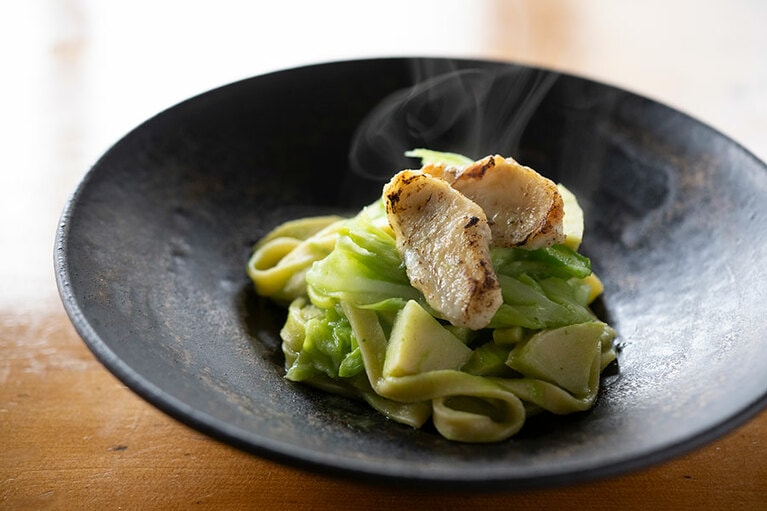 「手打ちのタリオリーニ ふぐと春キャベツ、たけのこのブロッコリーピュレ」。