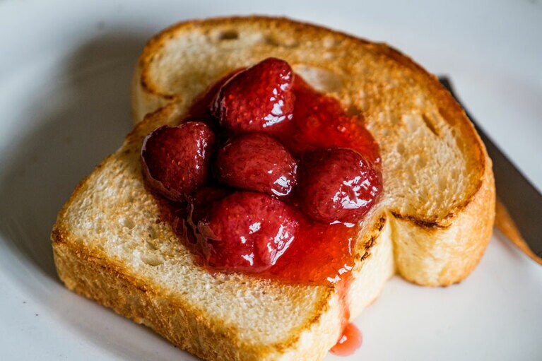可愛い形のパンドミはカリッと焼いても中身はもっちり。粒感がしっかりと残るいちごジャムをたっぷりとのせて頬張ろう。
