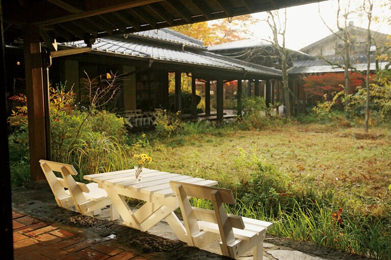 【由布院玉の湯】雑木林の中に14棟の離れが点在。