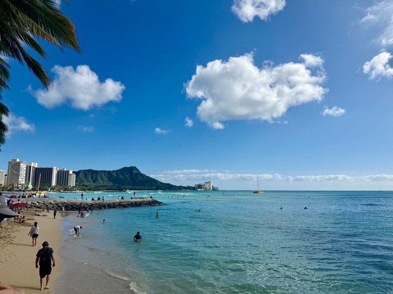 ワイキキビーチから眺めるハワイの象徴「ダイヤモンドヘッド」。