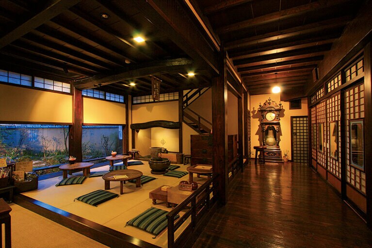 【ふるさとがしのばれる宿 角屋旅館】囲炉裏の風景にほっとする、茶の間ラウンジでほうじ茶を一服。ハーブティー400円なども楽しめる。