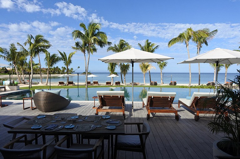 メインプールに隣接したトヴォレア・レストラン。プールサイドにテーブルも。