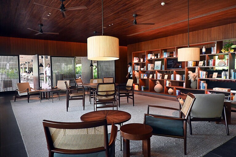 レセプション。どこかレジデンスを思わせるデザイン。