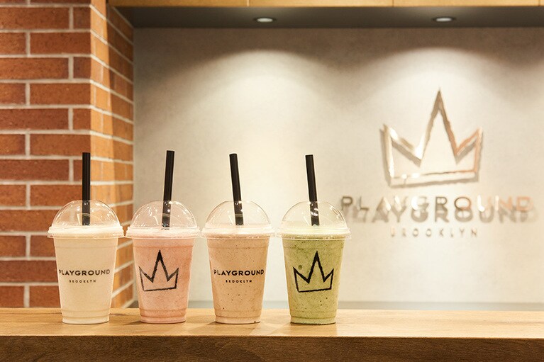 スタジオに併設された「FUEL BAR」では、砂糖不使用のプロテインを配合したオリジナルドリンクが提供される。乳酸菌や、1日摂取基準の3分の1のビタミン、ミネラル配合で美容効果も。