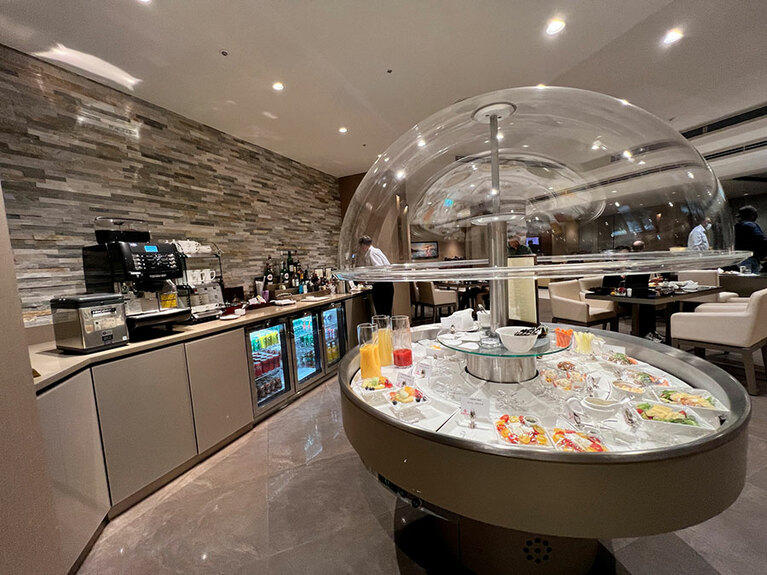 ビュッフェコーナー。壁側に並ぶ料理のほかに、ドーム型のカバーが付いたスタンドがある。