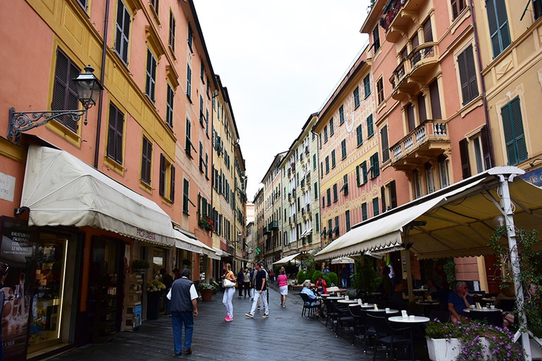 パレストロ通りにも壁にフレスコ画の窓の建物が。