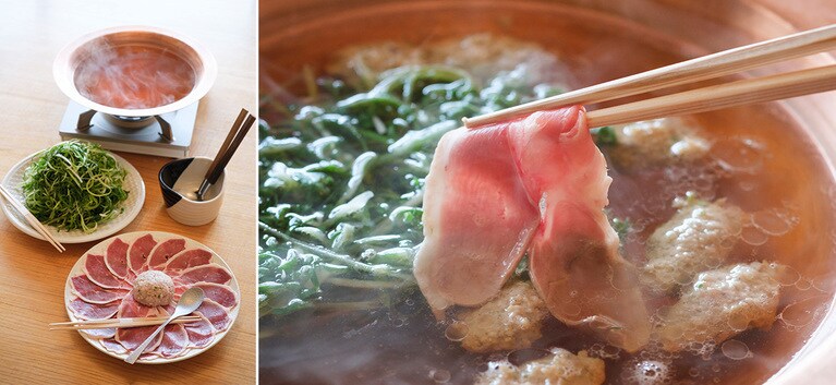 「お昼の鴨すき」（一人前3,000円／二人前から）。福知山市牧産の九条葱は甘みが強くやわらかいのが特徴。最初にスープに鴨団子を入れ、十分に出汁が出てから鴨すきを始める。鴨肉は15秒、葱は5秒が食べごろ。