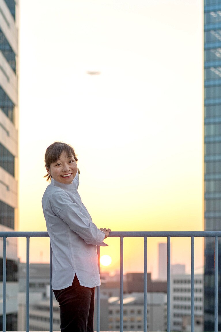 飛行機を笑顔で指差す長江さん。